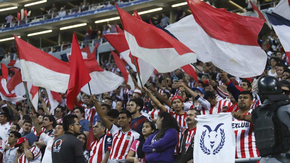 Afición apoya a Chivas en el Akron