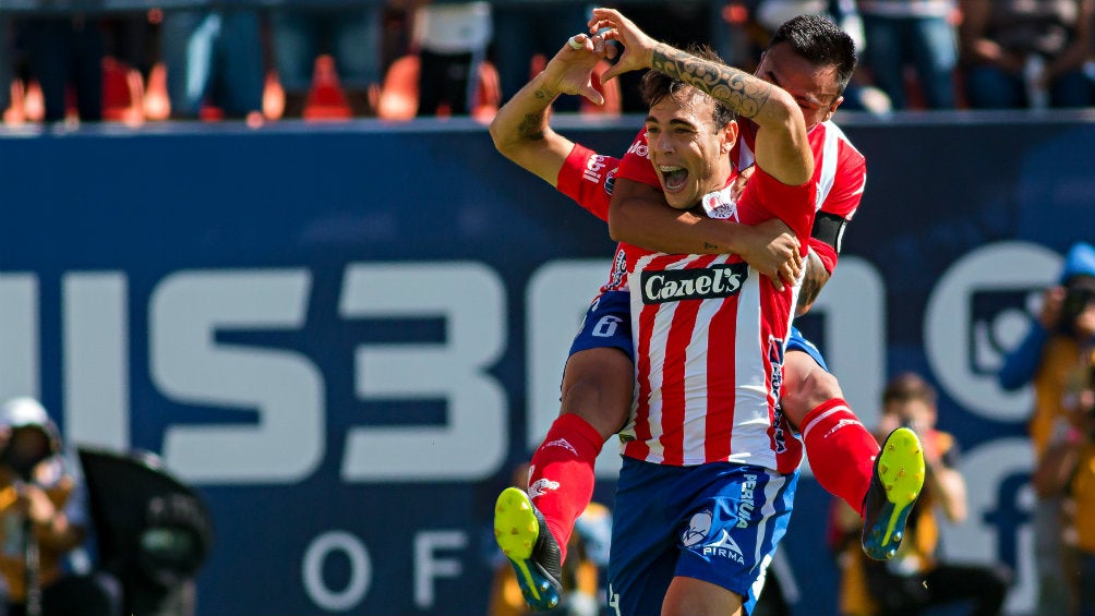 Jugadores del Atlético San Luis festejan un gol