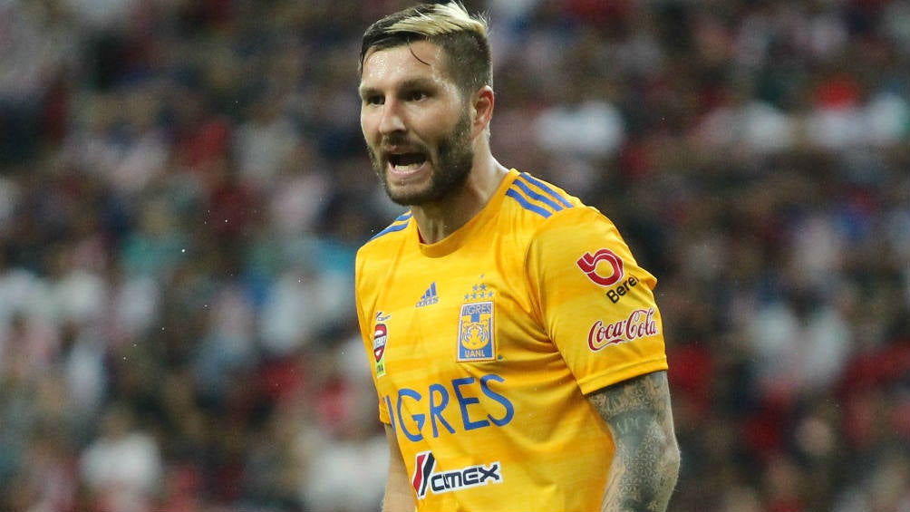 Gignac reclama durante el partido ante Chivas