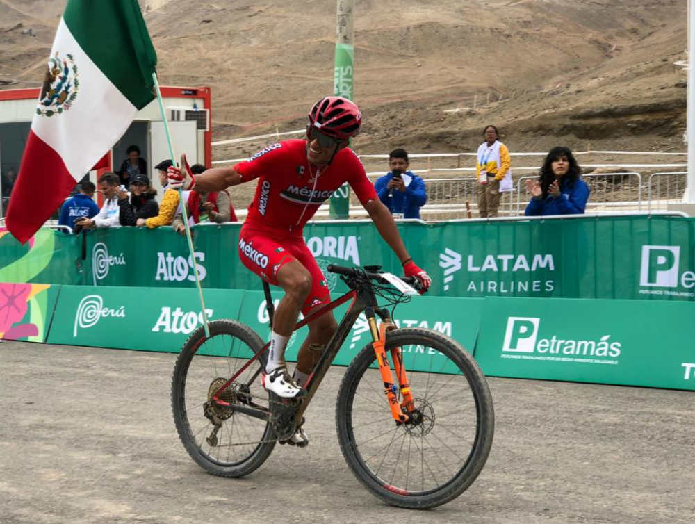 Gerardo Ulloa levanta la bandera mexicana