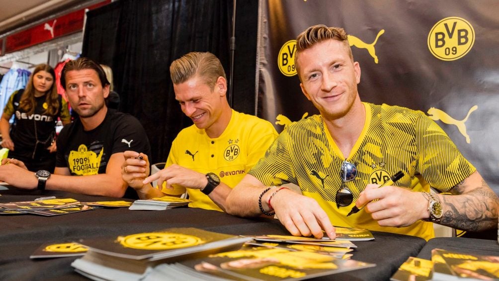 Marco Reus durante una firma de autógrafos del Borussia Dortmund