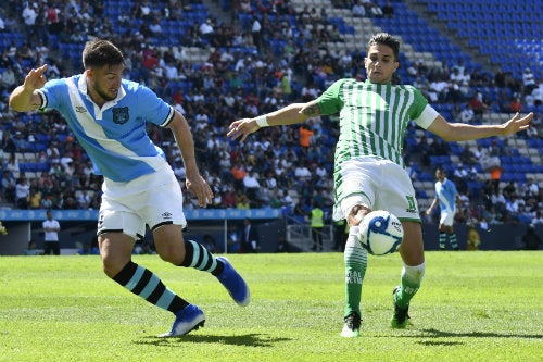 Marc Bartra en acción durante el encuentro ante Puebla