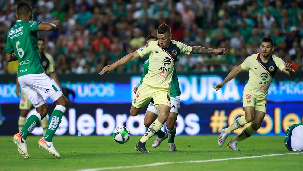 Mateus Uribe durante un partido contra León