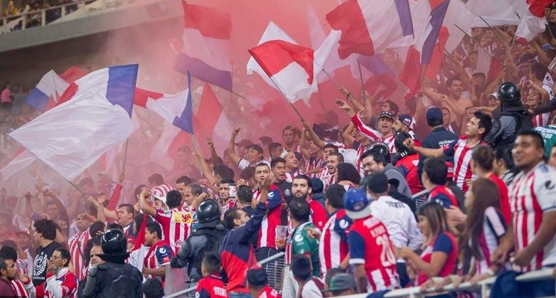 Afición de Chivas canta desde la tribuna