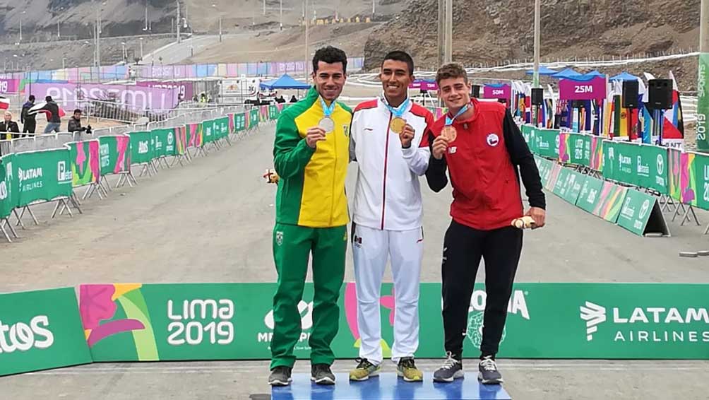 Gerardo Ulloa presume su medalla de oro