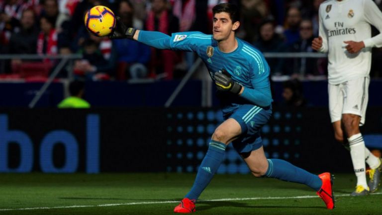 Courtois despeja un balón en el Derbi Madrileño 