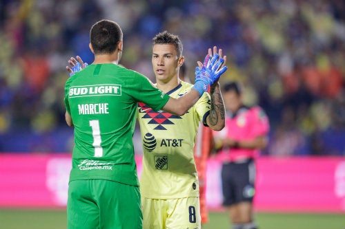 Marchesín celebra una anotación con Uribe 