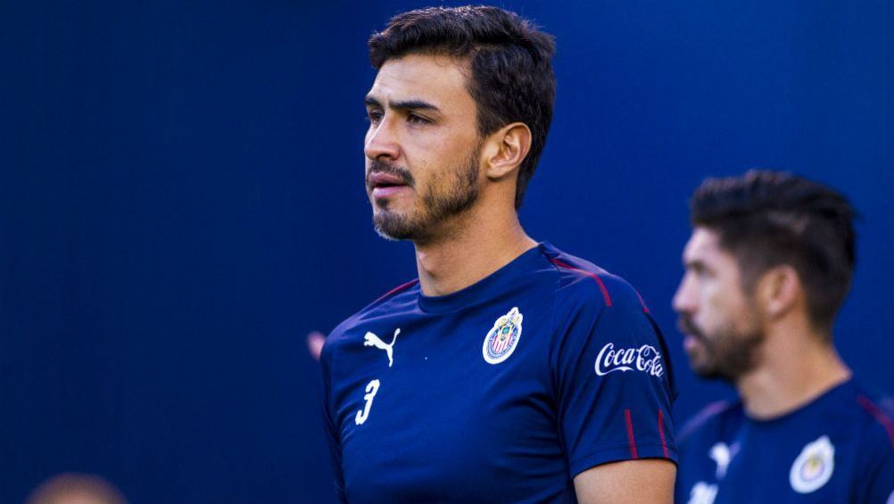 Alanís, en un entrenamiento con Chivas