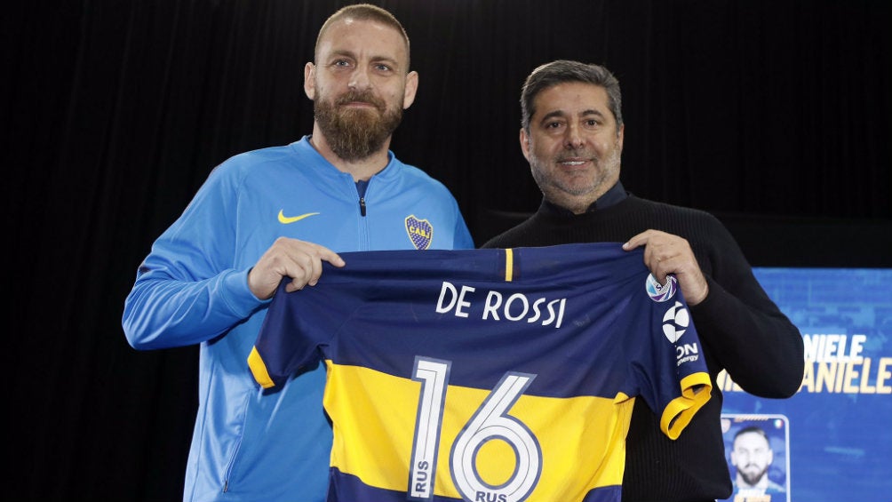 Daniele de Rossi posando con la playera de Boca Juniors