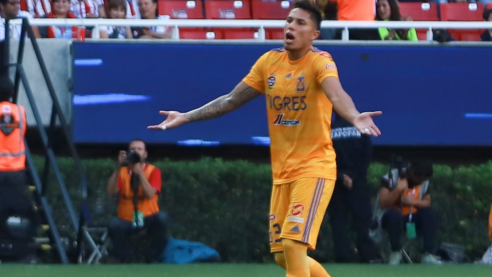 Salcedo, durante el encuentro contra Chivas