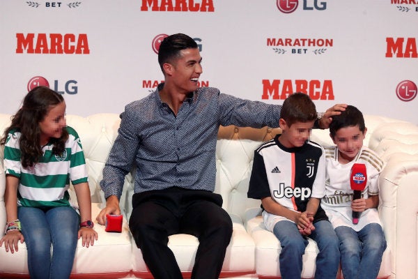 Cristiano Ronaldo atendiendo las preguntas de infante durante la entrega del Marca Leyenda