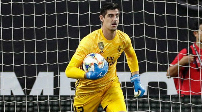 Courtois defiende la portería blanca