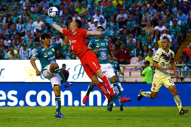 Marchesín desvía un balón en el León vs América