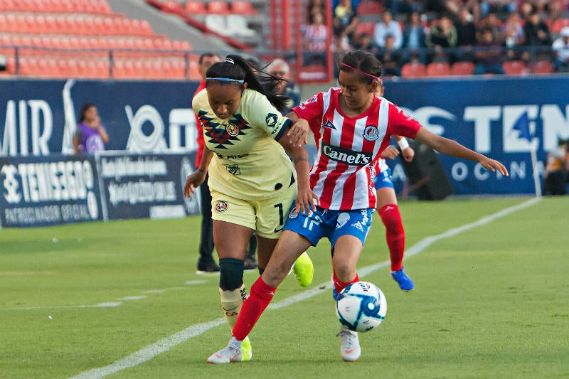 Dayana Cazares y Edith Carmona disputan un balón