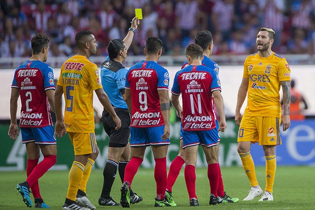 Gignac recibe la tarjeta amarilla 