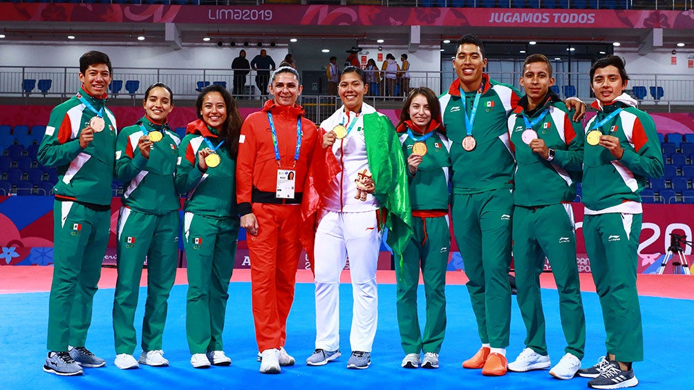 Equipo mexicano de taekwondo posa con Ana Guevara