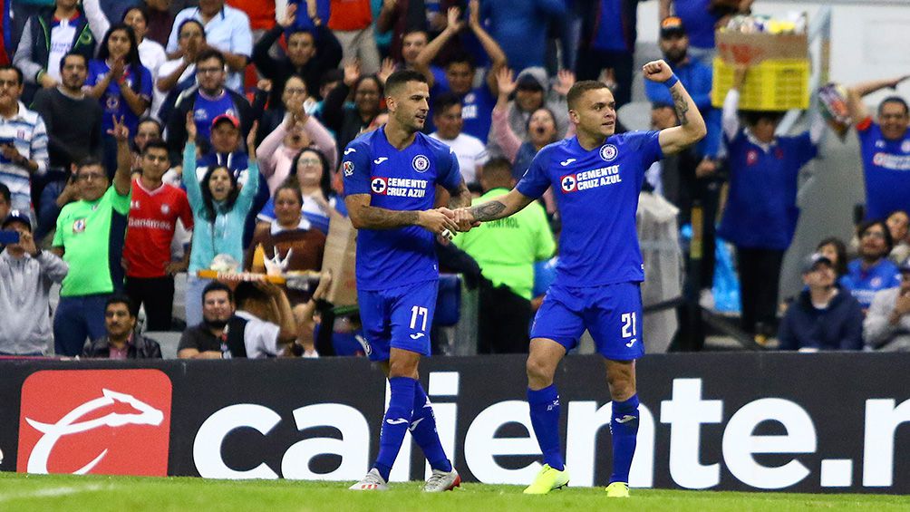 Édgar Méndez y Jonathan Rodríguez festejan un gol de Cruz Azul 