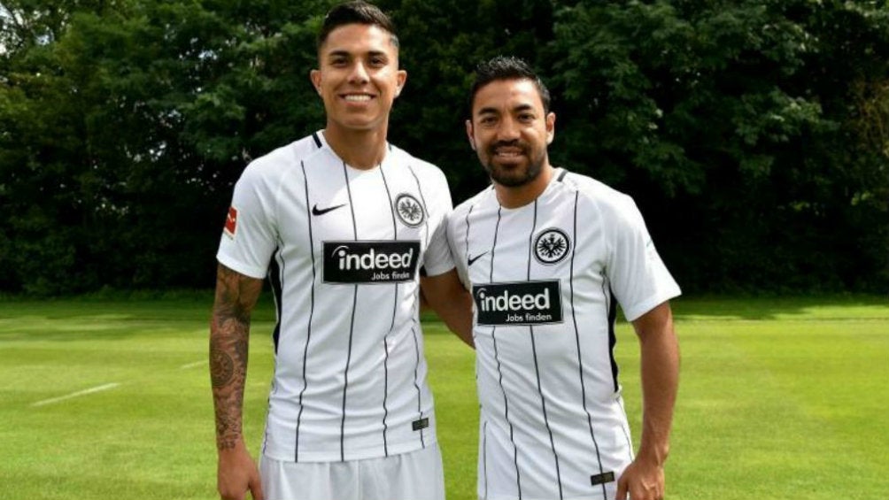 Carlos Salcedo y Marco Fabián durante un partido con el Eintracht 