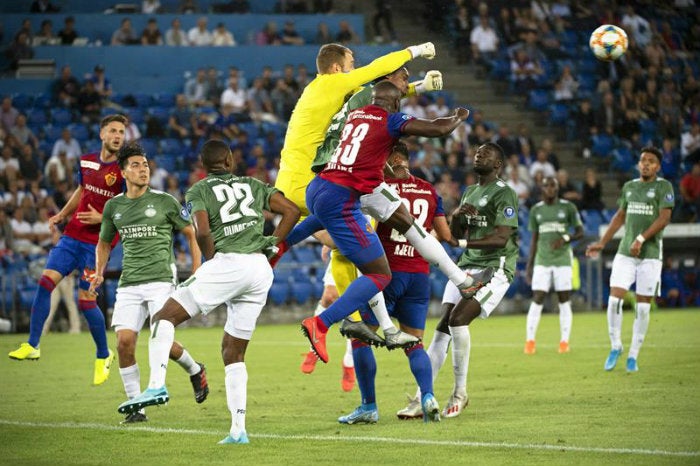 Zoet despeja el balón con los puños