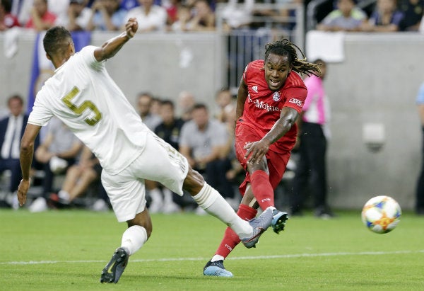 Raphael Varane se barre a Renato Sanches el disputa por el esférico