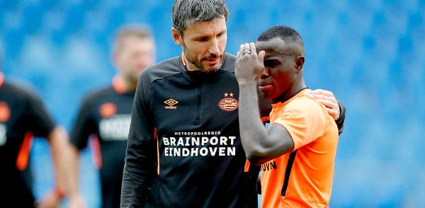 Mark van Bommel hablando con Bruma previo al enfrentamiento