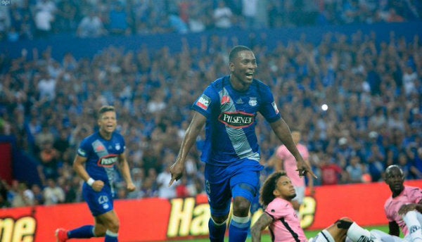 Brayan Angulo celebra una anotación con el Emelec