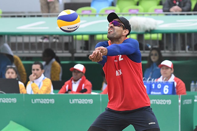 El mexicano Juan Virgen golpea la pelota en las Semifinales de Voleibol de Playa