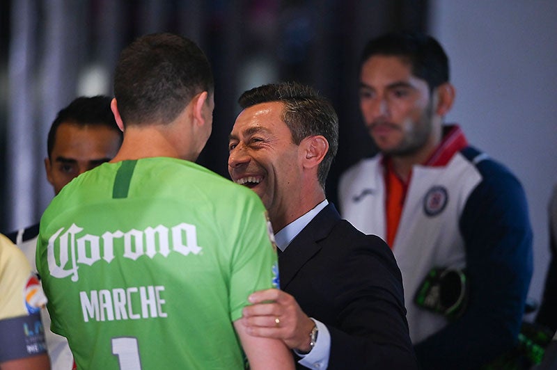 Marchesín y Caixihna se saludan en el túnel