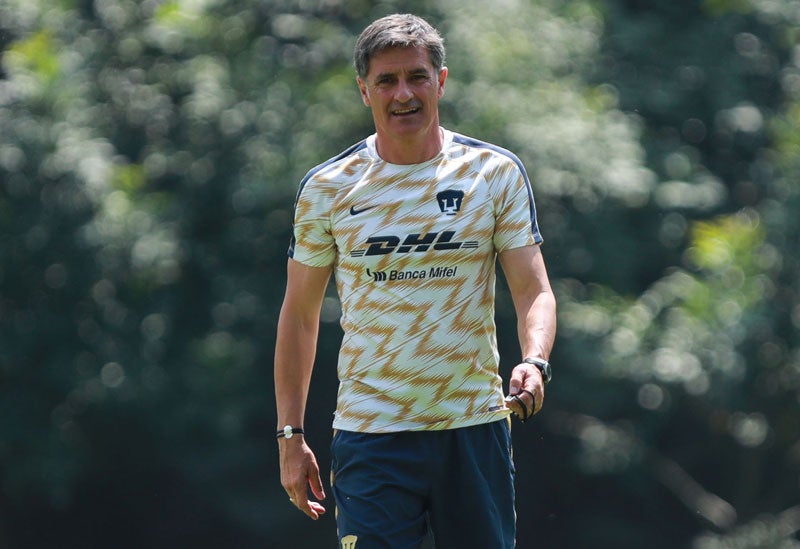 Míchel González en un entrenamiento de Pumas