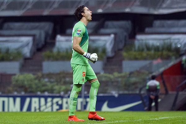 Oscar Jiménez en un partido con América