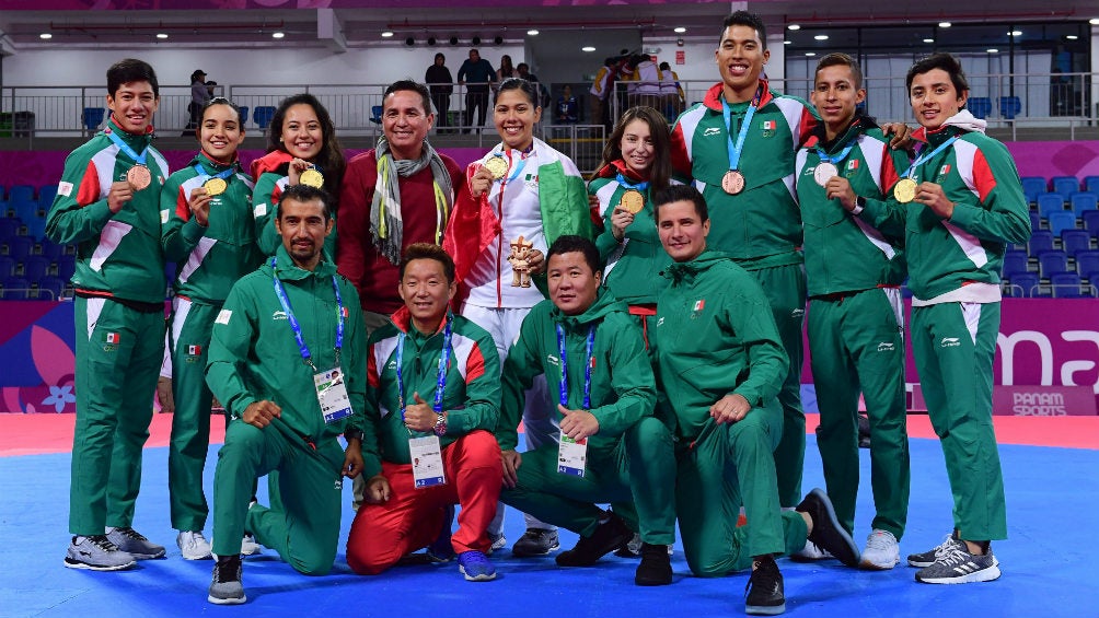 Delegación mexicana de taekwondo tras conquistar sus preseas