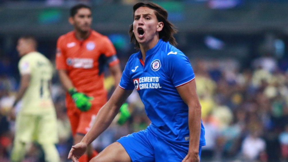 Igor Lichnovsky durante un partido con Cruz Azul