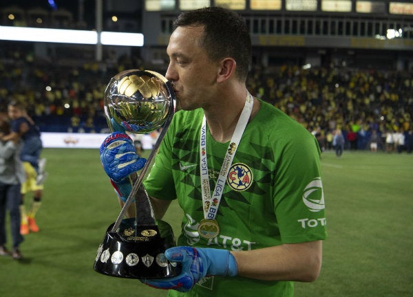 Marchesín besa el trofeo de Campeón de Campeones 