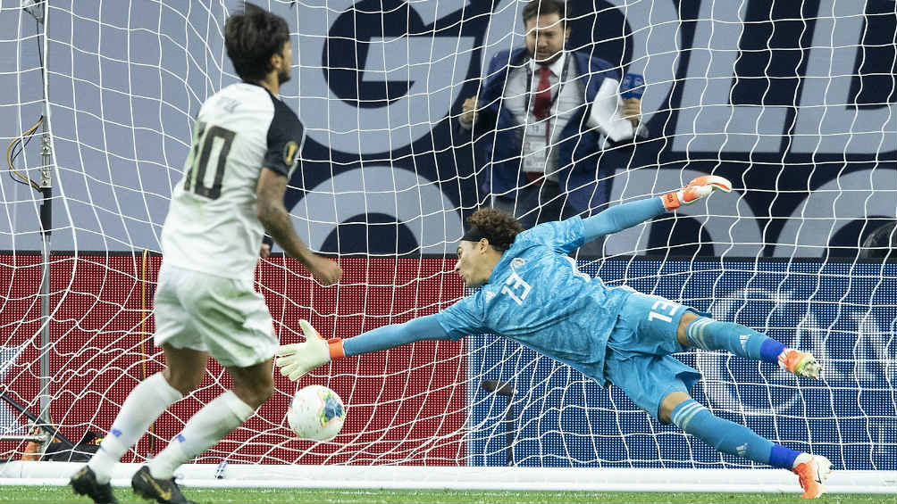 Ochoa se lanza a tratar de atajar el tiro de Bryan Ruiz durante la Copa Oro