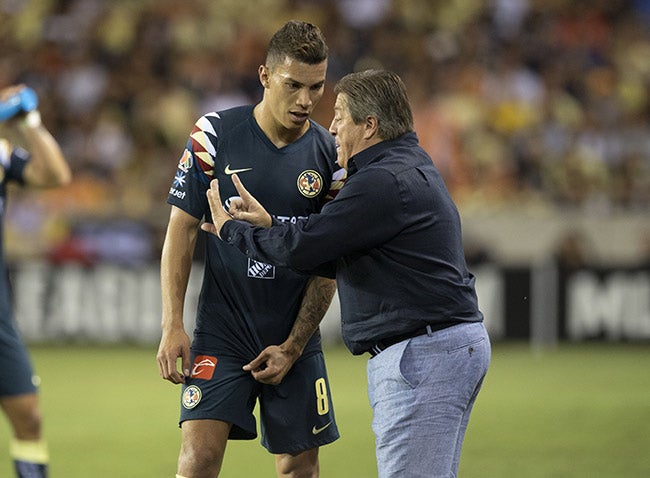 Uribe platica con el Piojo en la Leagues Cup