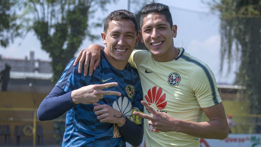 Agustín Marchesín y Edson Álvarez en un entrenamiento del Ame