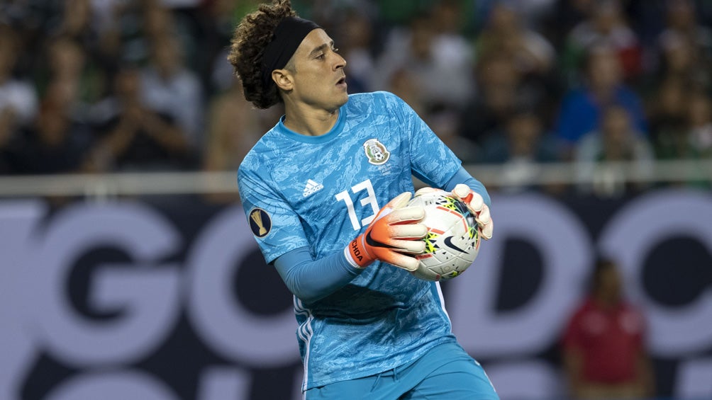 Memo Ochoa, durante un duelo con el Tricolor 