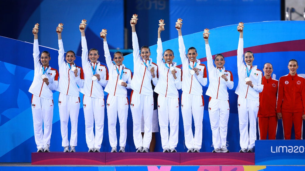 Equipo mexicano de natación artística durante la premiación en Lima 2019