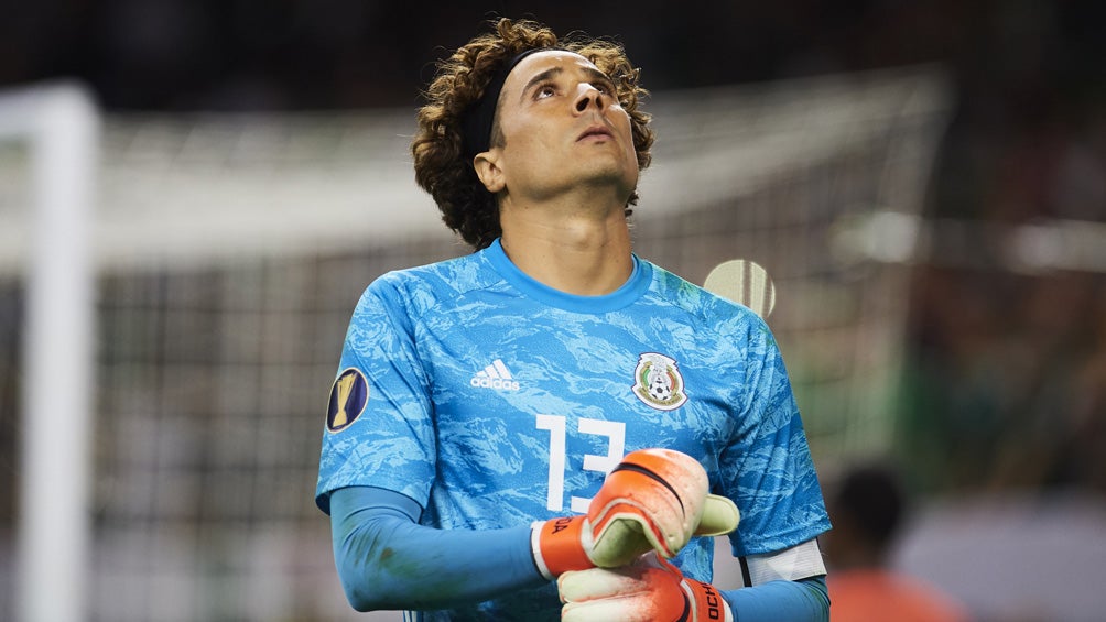 Memo Ochoa, durante un duelo en la Copa Oro con el Tri 