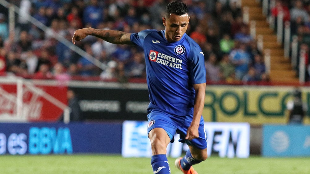 Yotún le pega al balón en un juego de Cruz Azul