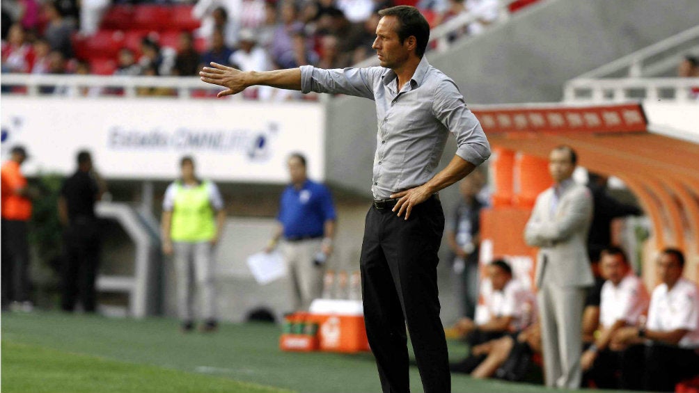 John van't Schip, durante un partido con Chivas 