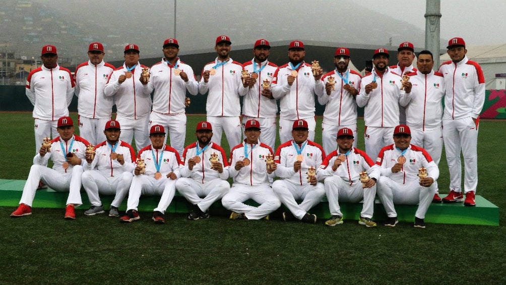 Equipo varonil de softbol presume su medalla de Bronce