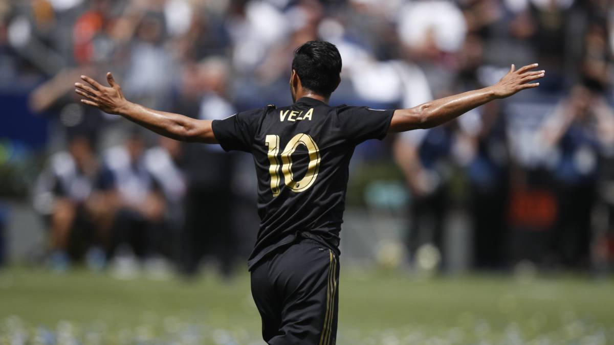 Carlos Vela festeja una diana