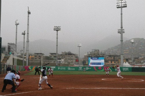 Equipo de softbol en acción durante los Juegos Panamericanos de Lima