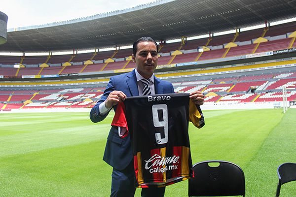 Omar Bravo con el jersey de los Leones Negros