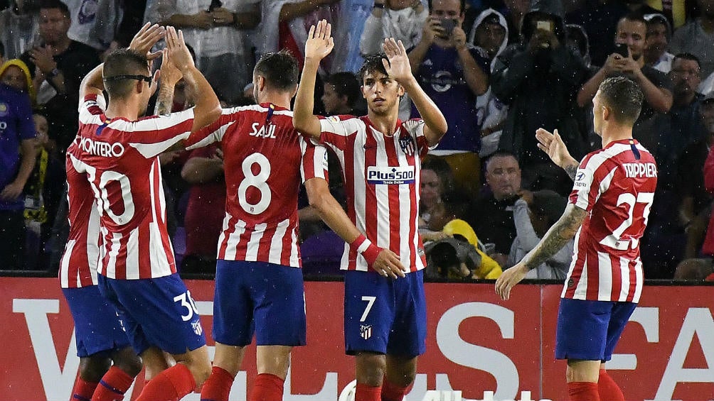 Jugadores del Atlético celebran anotación 