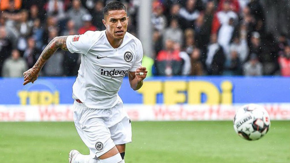 Carlos Salcedo durante un partido con el Eintracht Frankfurt