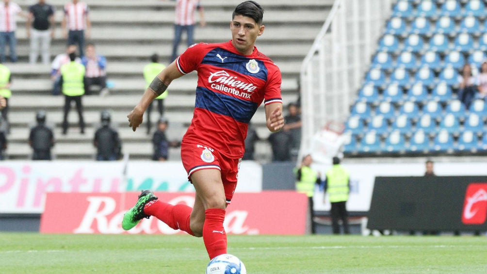 Alan Pulido durante un partido de Chivas