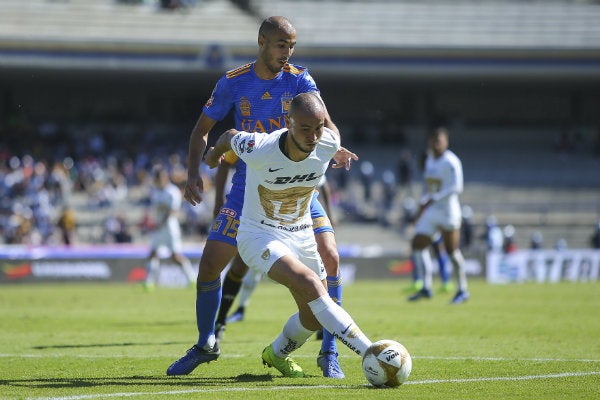 Guido Pizarro disputa un balón con Carlos González