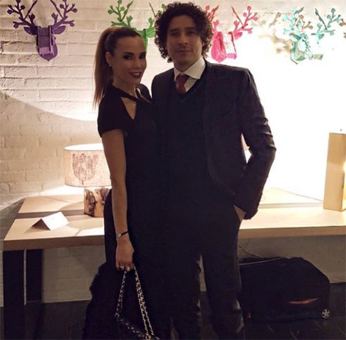 Karla Mora junto a Memo Ochoa